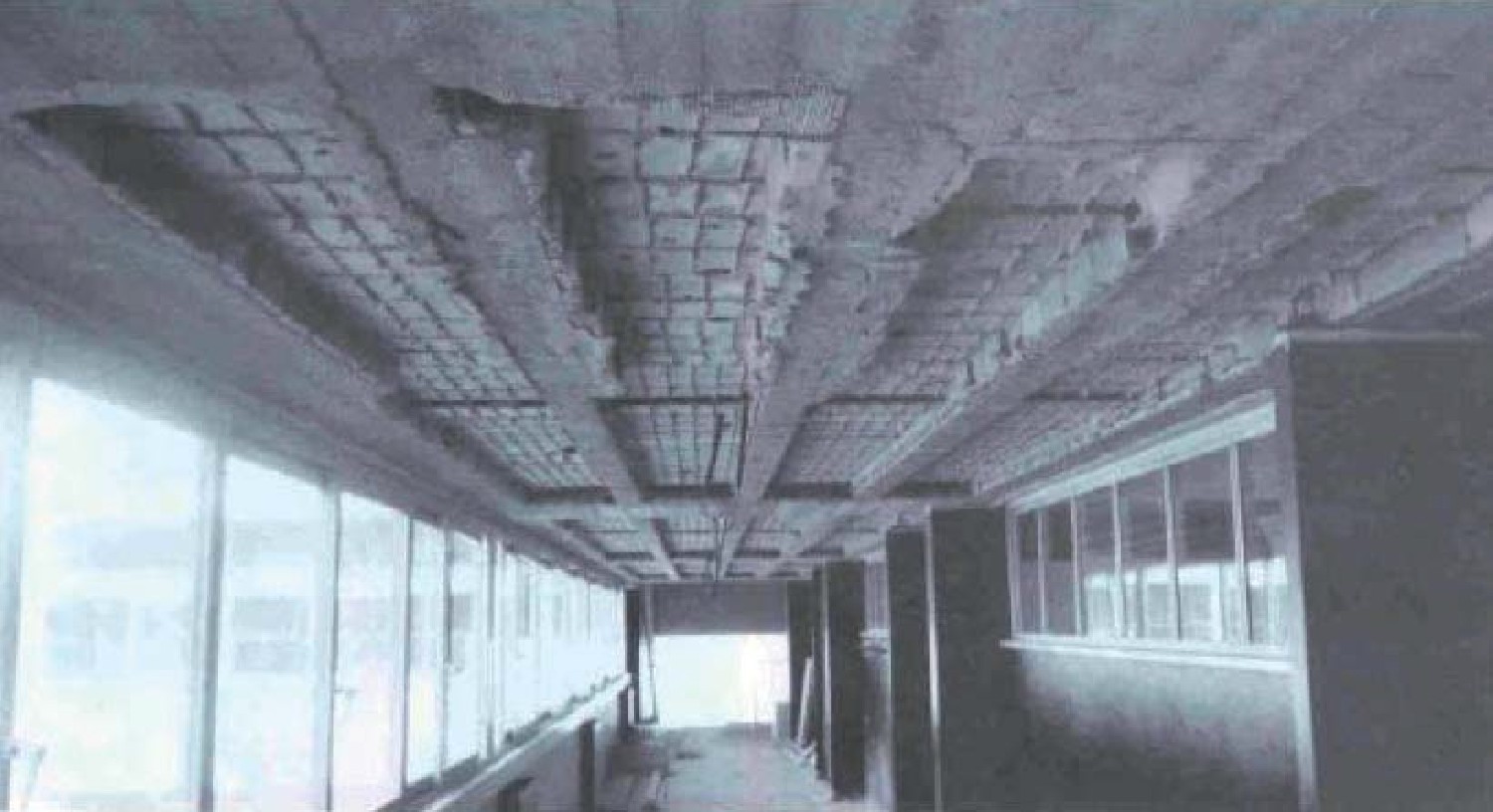 Sfondellamento di un solaio in latero-cemento lungo il corridoio di una scuola