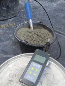 Test di misurazione dell’umidità del calcestruzzo fresco con igrometro mobile