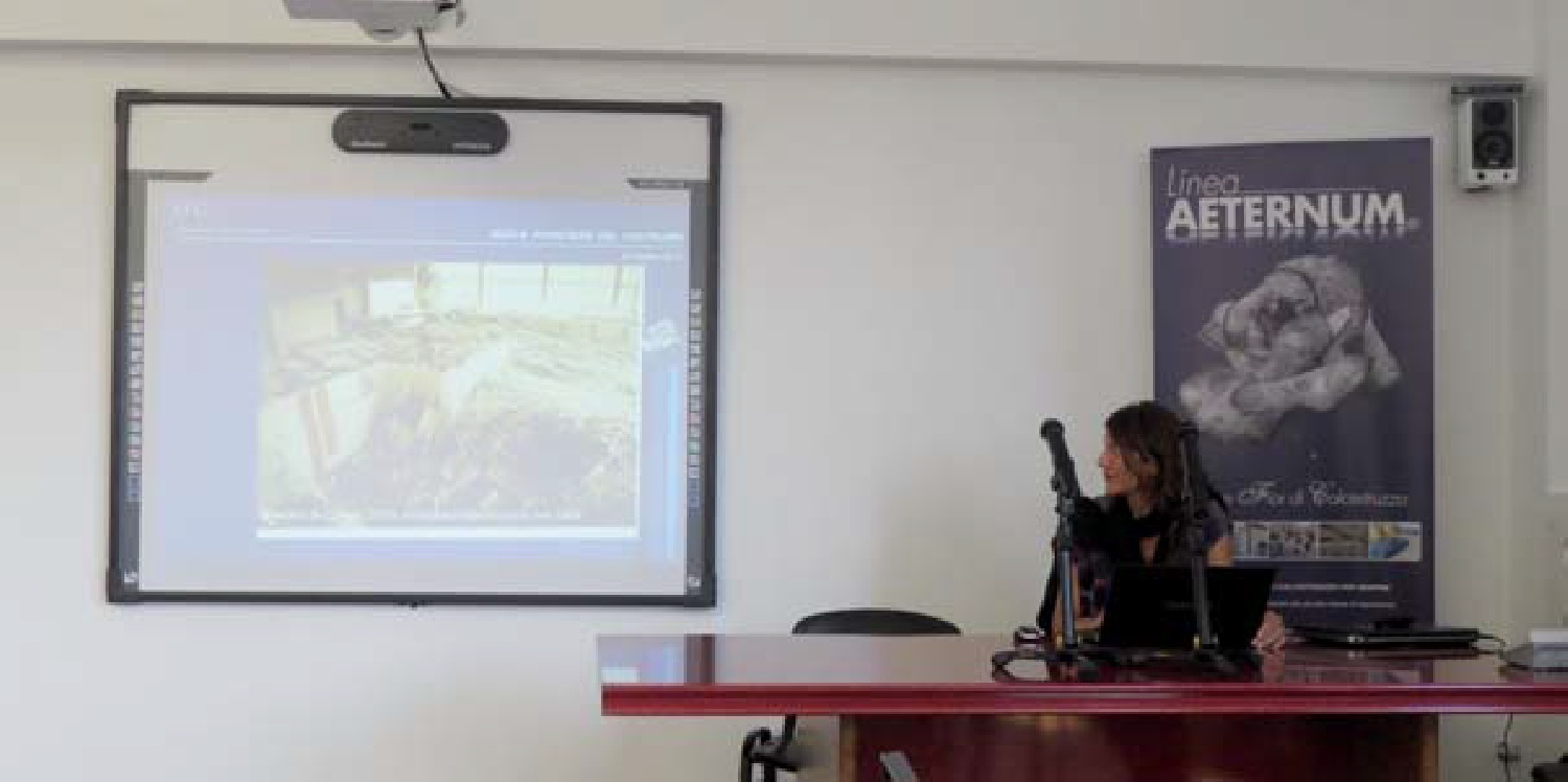 Valeria Campioni, vicepresidente dell’IIC, mostra un esempio di degrado dovuto all’incorretto rapporto tra acqua e cemento