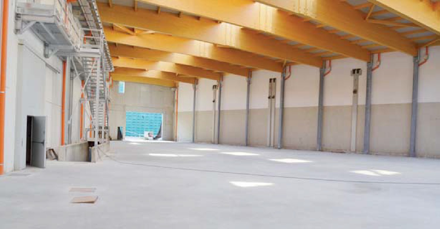 Una fase della posa della pavimentazione Floortek presso la sede del Consorzio Melinda a Cunevo, in provincia di Trento, in Val di Non