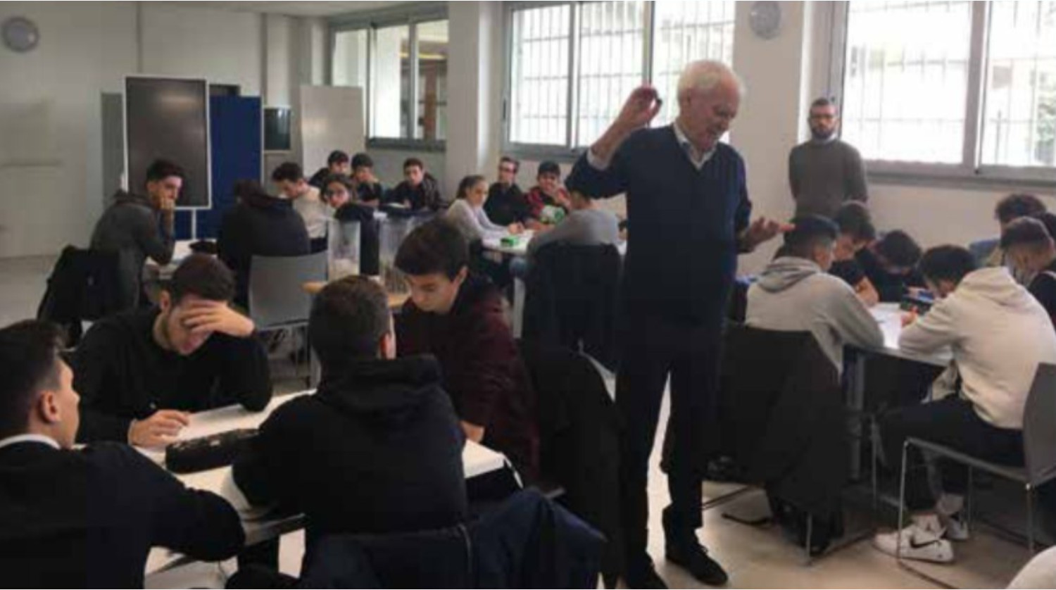 Il geometra Silvio Cocco, Presidente Fondazione IIC (Istituto Italiano per il Calcestruzzo), durante una lezlone del Corso di "Tecnologo del Calcestruzzo" all'Istituto Tecnico Enrico Mattei.