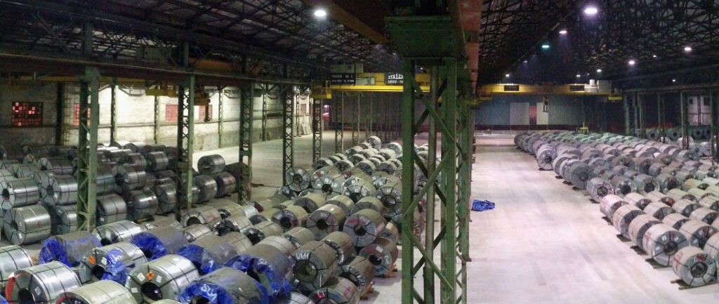 Deposito di coils metallici su pavimentazione industriale postesa
